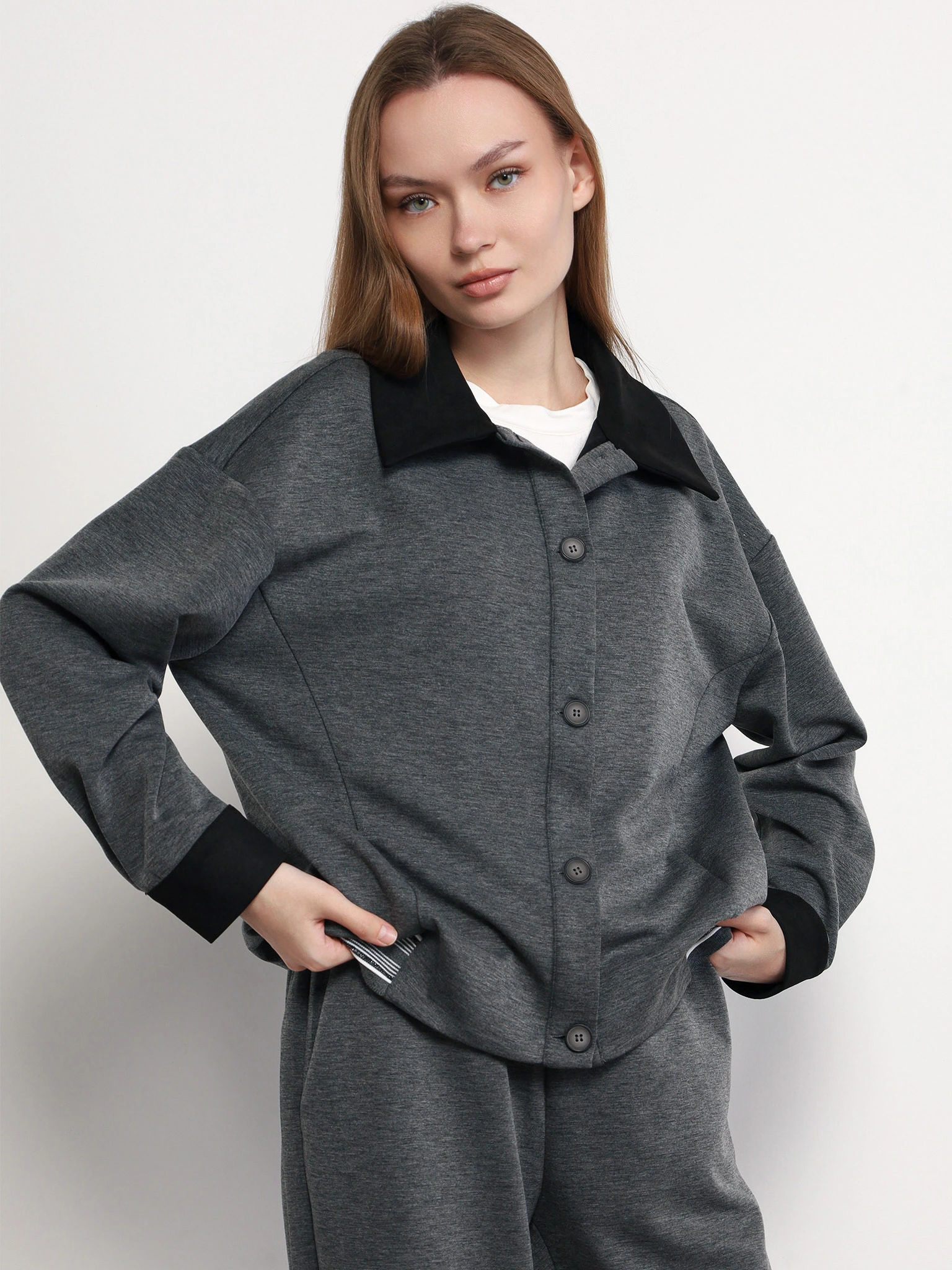 Жакет серого цвета с отложным воротником на пуговицах